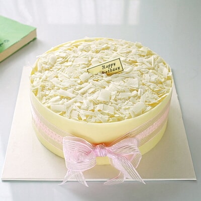 刀,叉,盘,蜡烛一套圆形巧克力蛋糕,白巧克力屑铺面,白巧克力围边说明